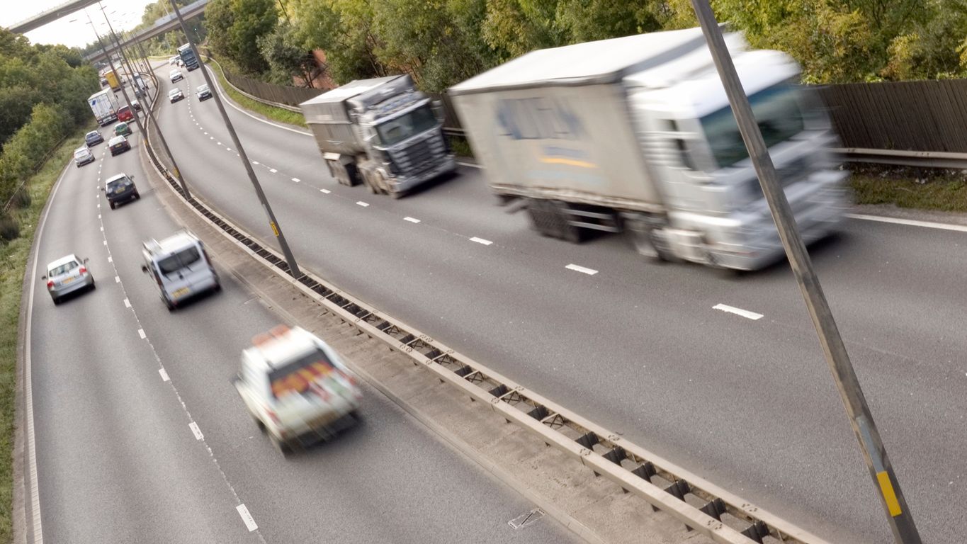 fotografía de una autovía con vehículos desplazándose
