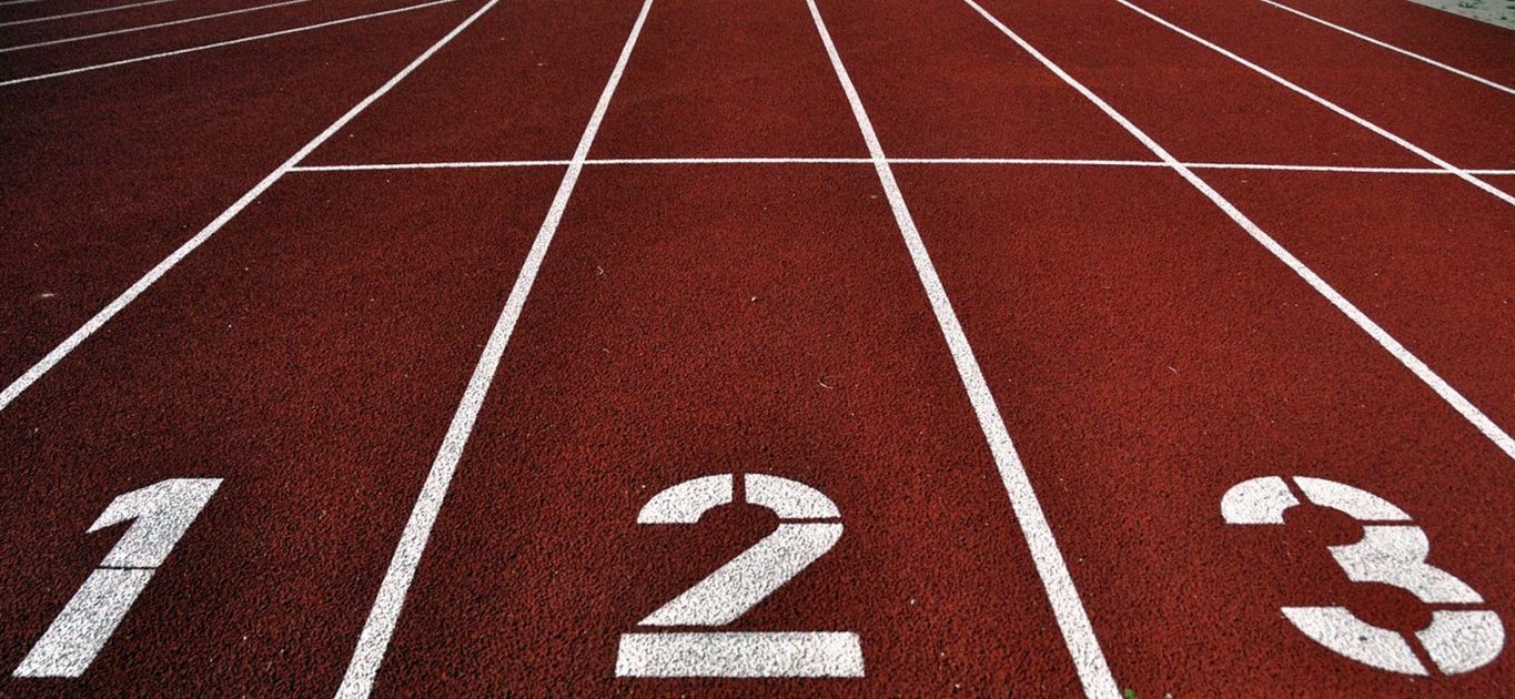 línea de salida de carrera de atletismo